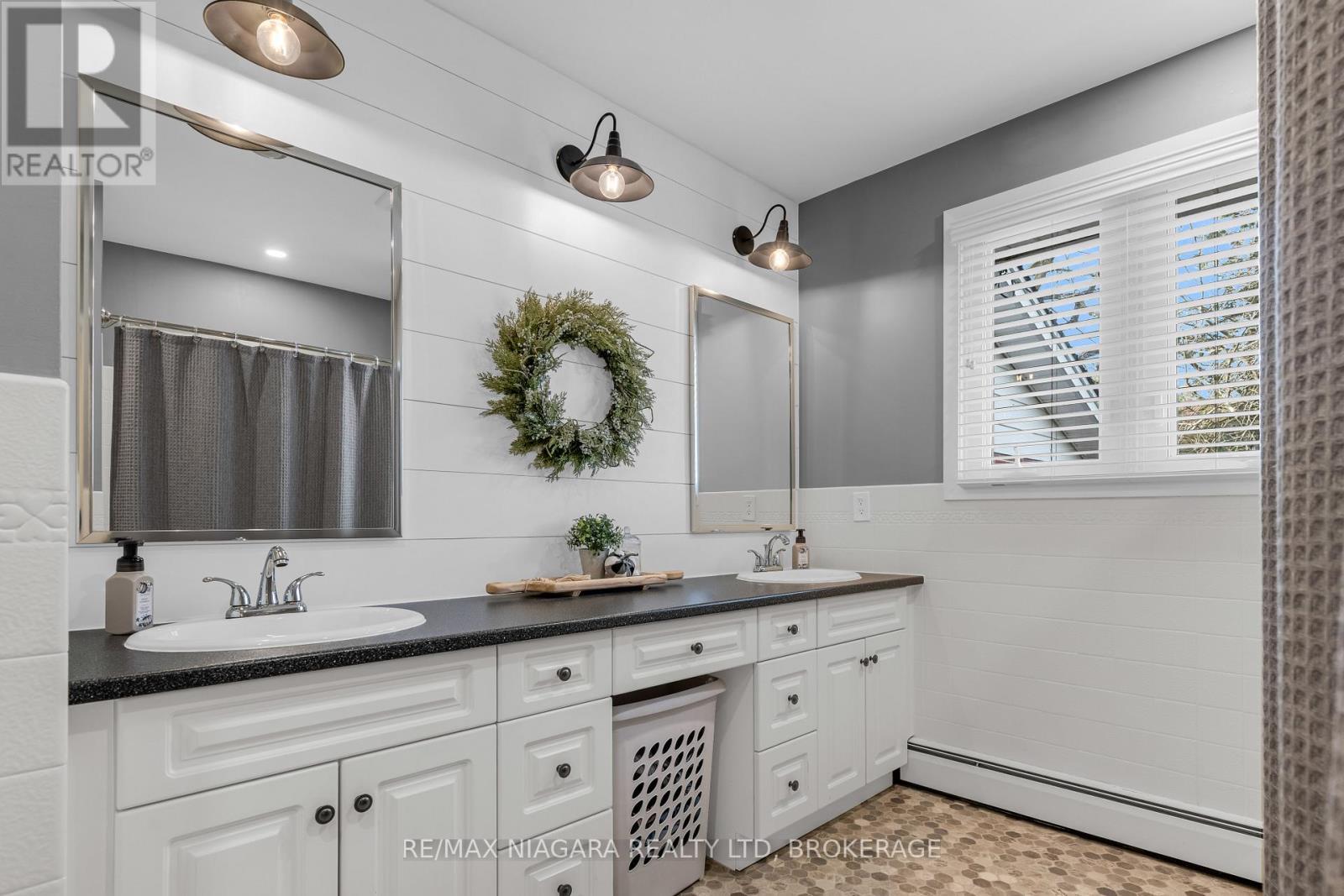 16 Walnut Street, Port Colborne (Sugarloaf), ON - Indoor Photo Showing Bathroom