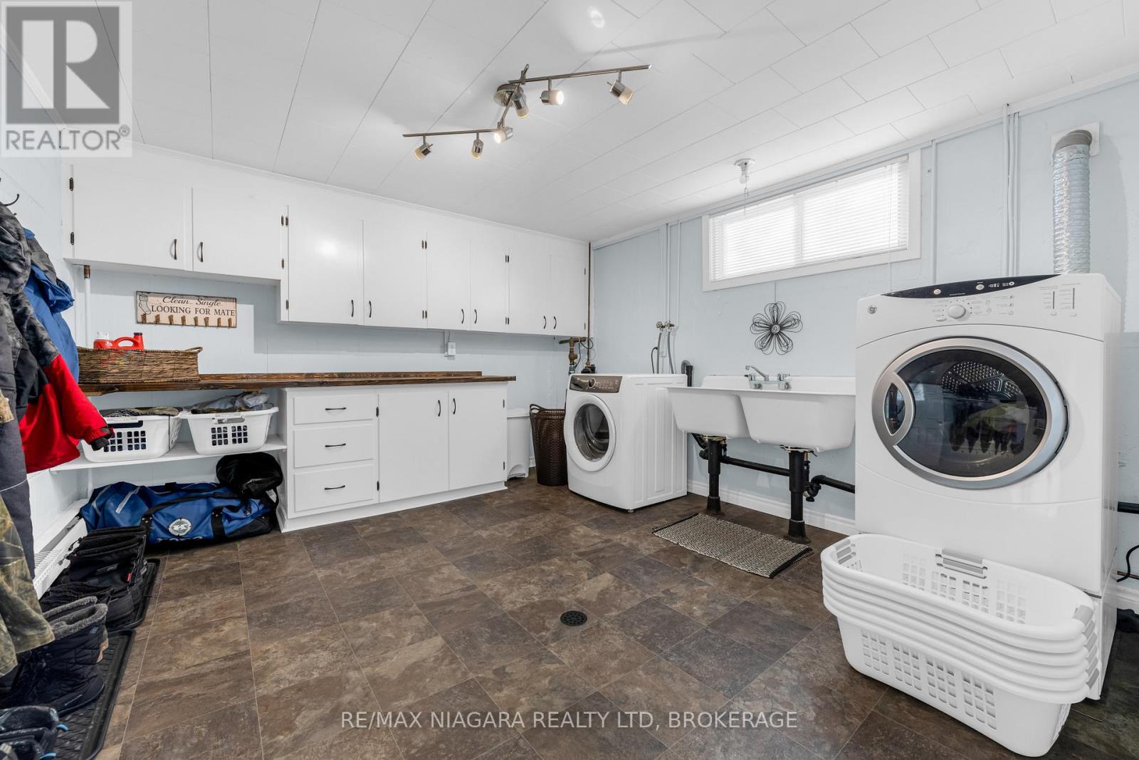 16 Walnut Street, Port Colborne (Sugarloaf), ON - Indoor Photo Showing Laundry Room