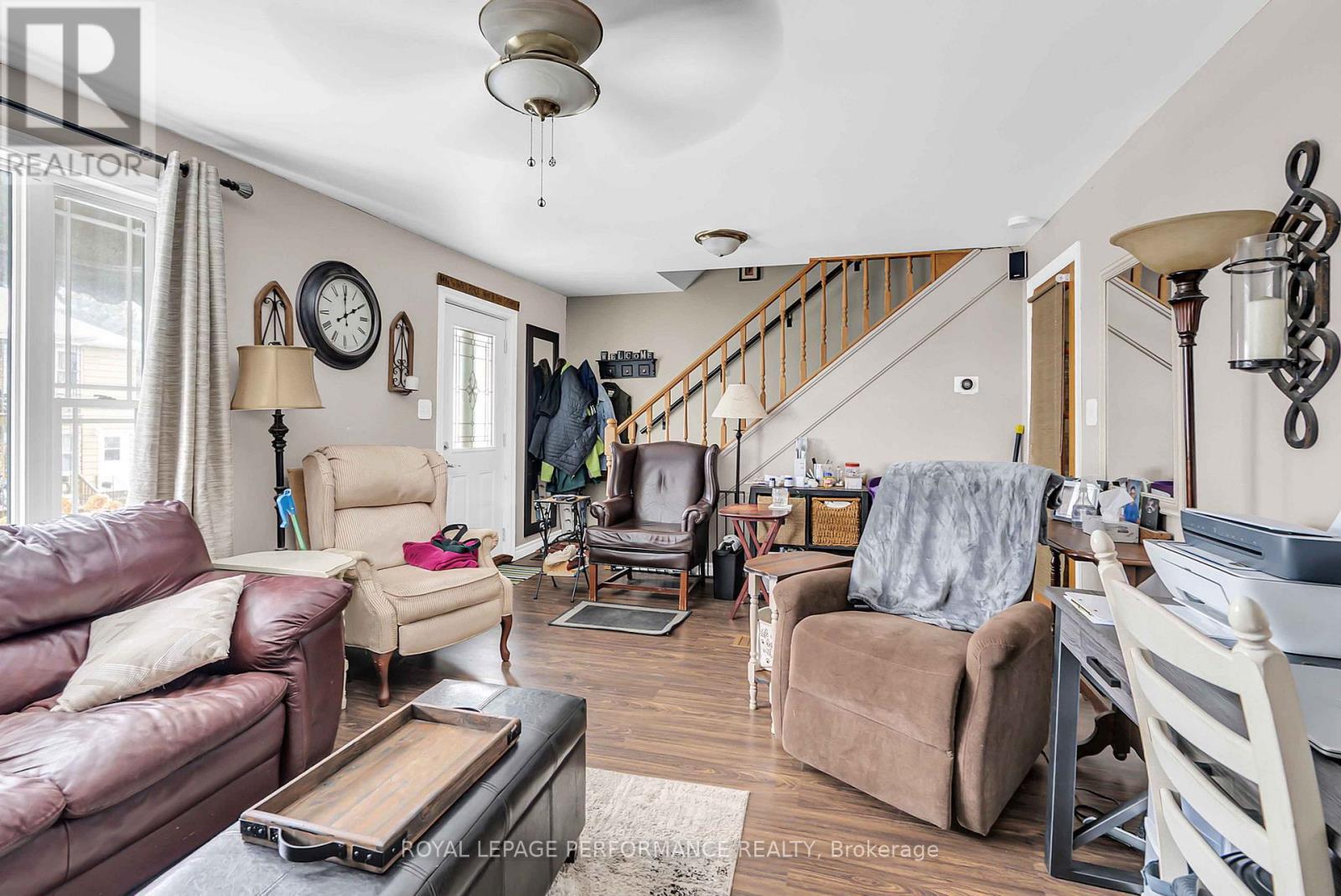 725 Gloucester Street N, Cornwall, ON - Indoor Photo Showing Living Room