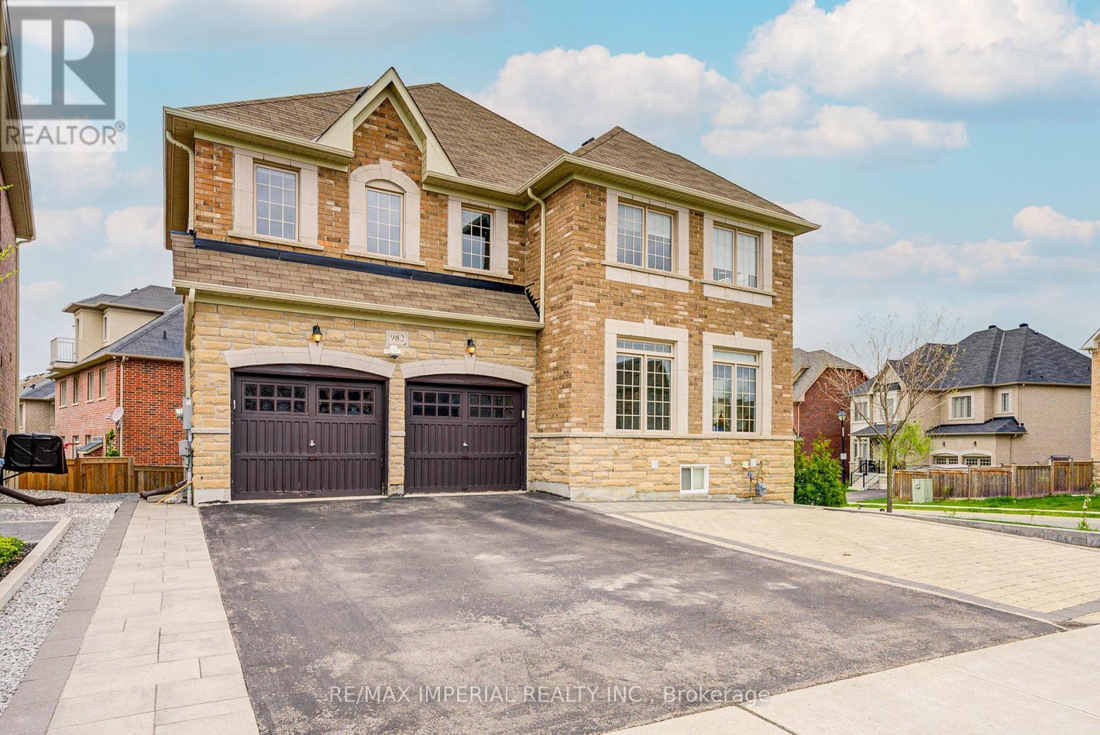 982 Wilbur Pipher Circle, Newmarket, ON - Outdoor With Facade