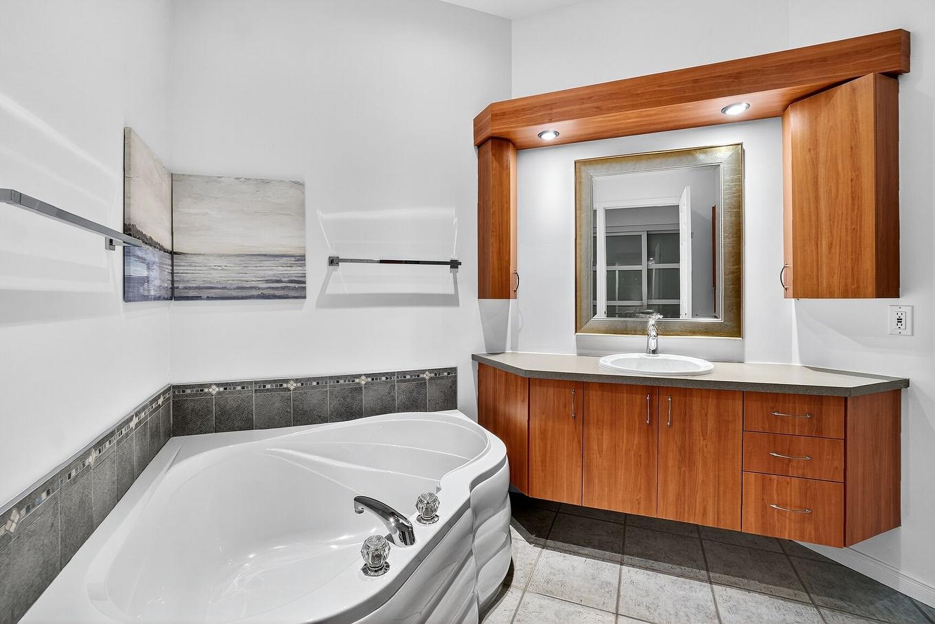 Salle de bains - 105-275 Rue Upper Edison, Saint-Lambert, QC - Indoor Photo Showing Bathroom