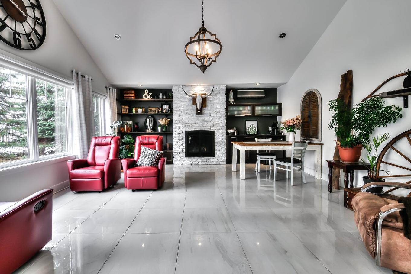 Salle familiale - 249 Rue St-Henri, Napierville, QC - Indoor Photo Showing Other Room With Fireplace