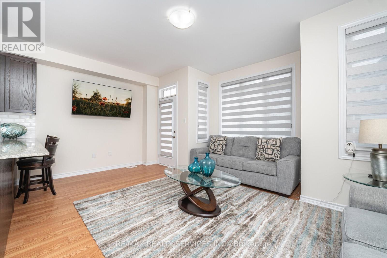 10 Conboy Drive, Erin, ON - Indoor Photo Showing Living Room