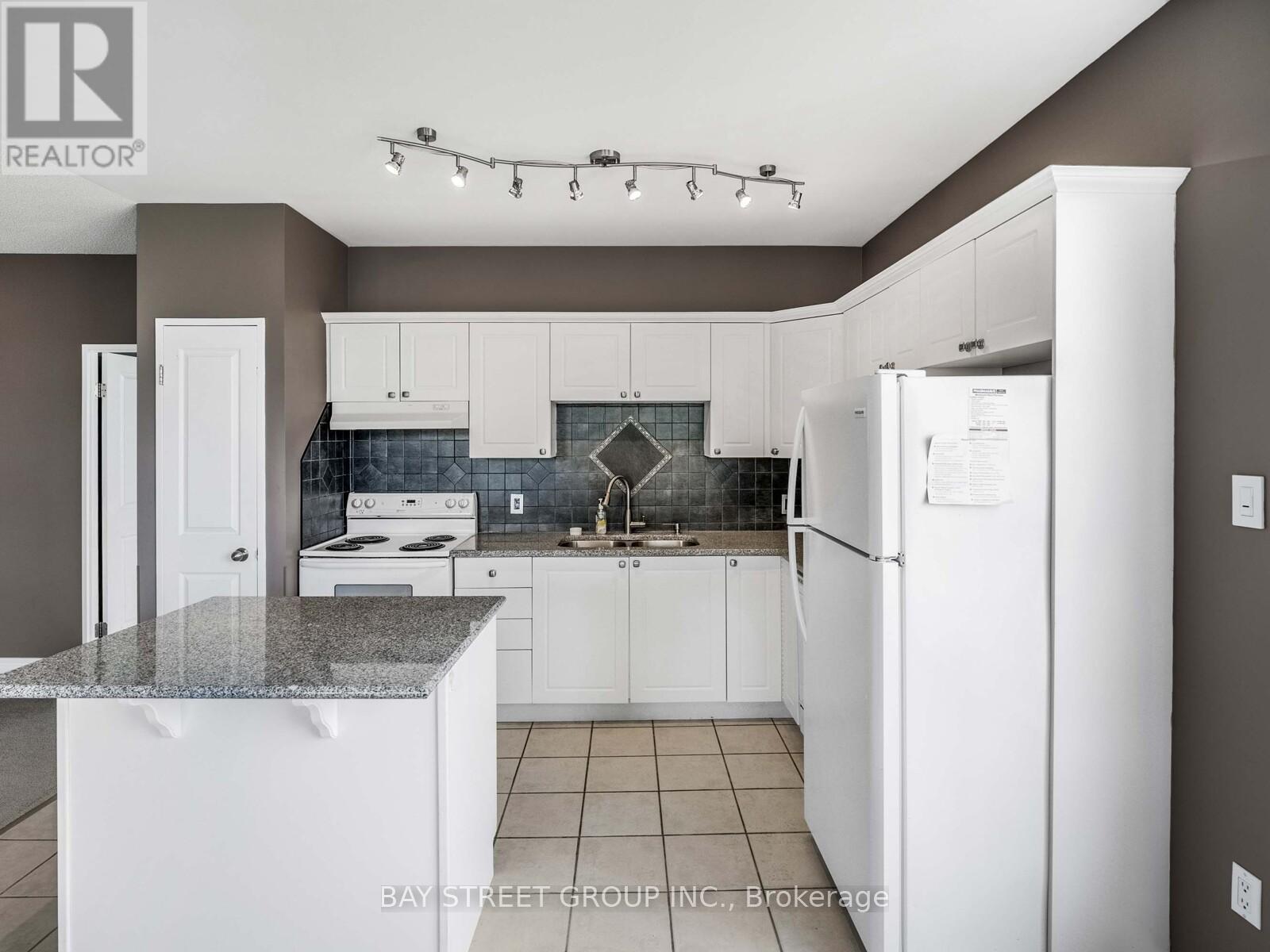 606 - 255 Keats Way, Waterloo, ON - Indoor Photo Showing Kitchen