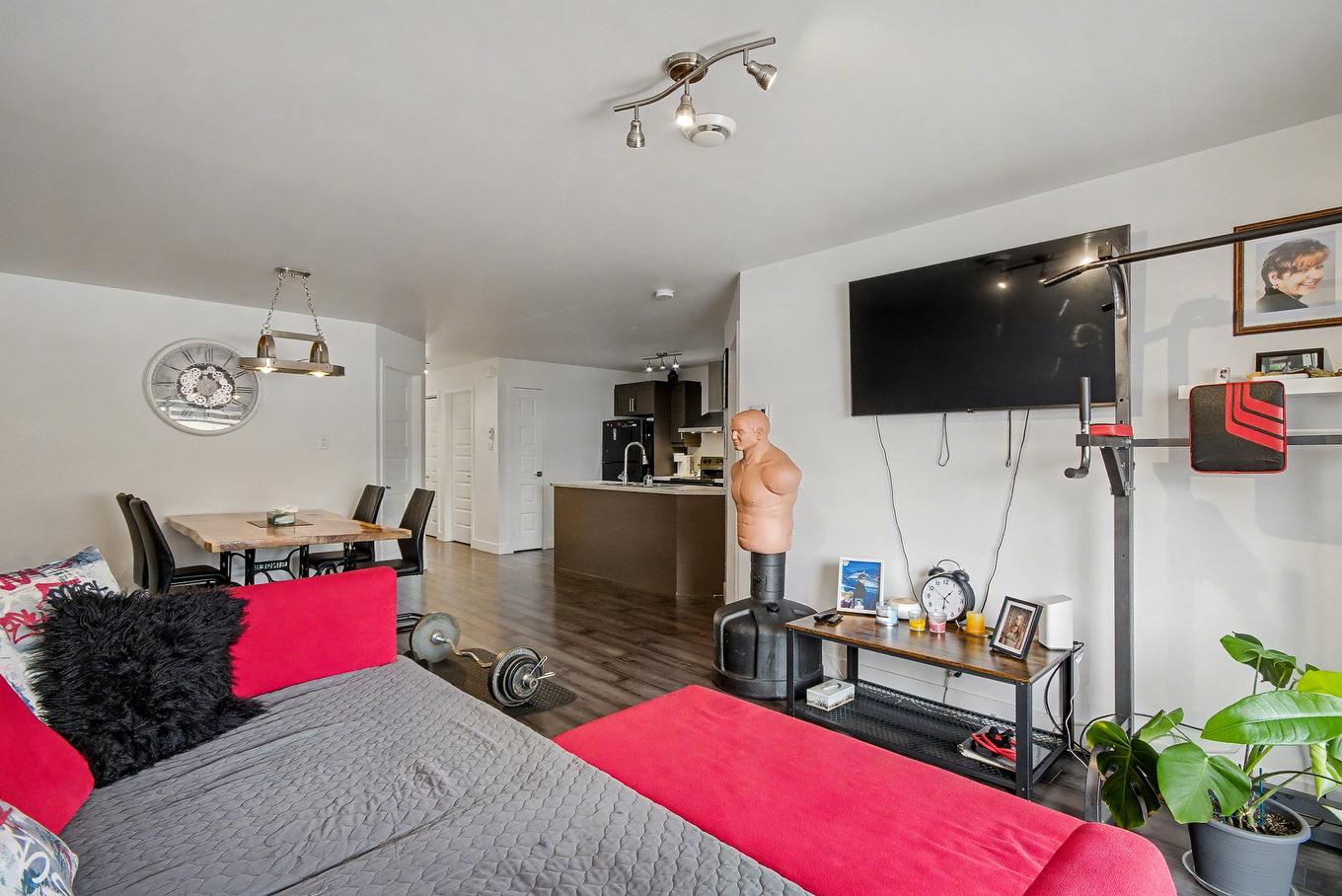 Salon - 2-772 Rue De La Volière, Granby, QC - Indoor