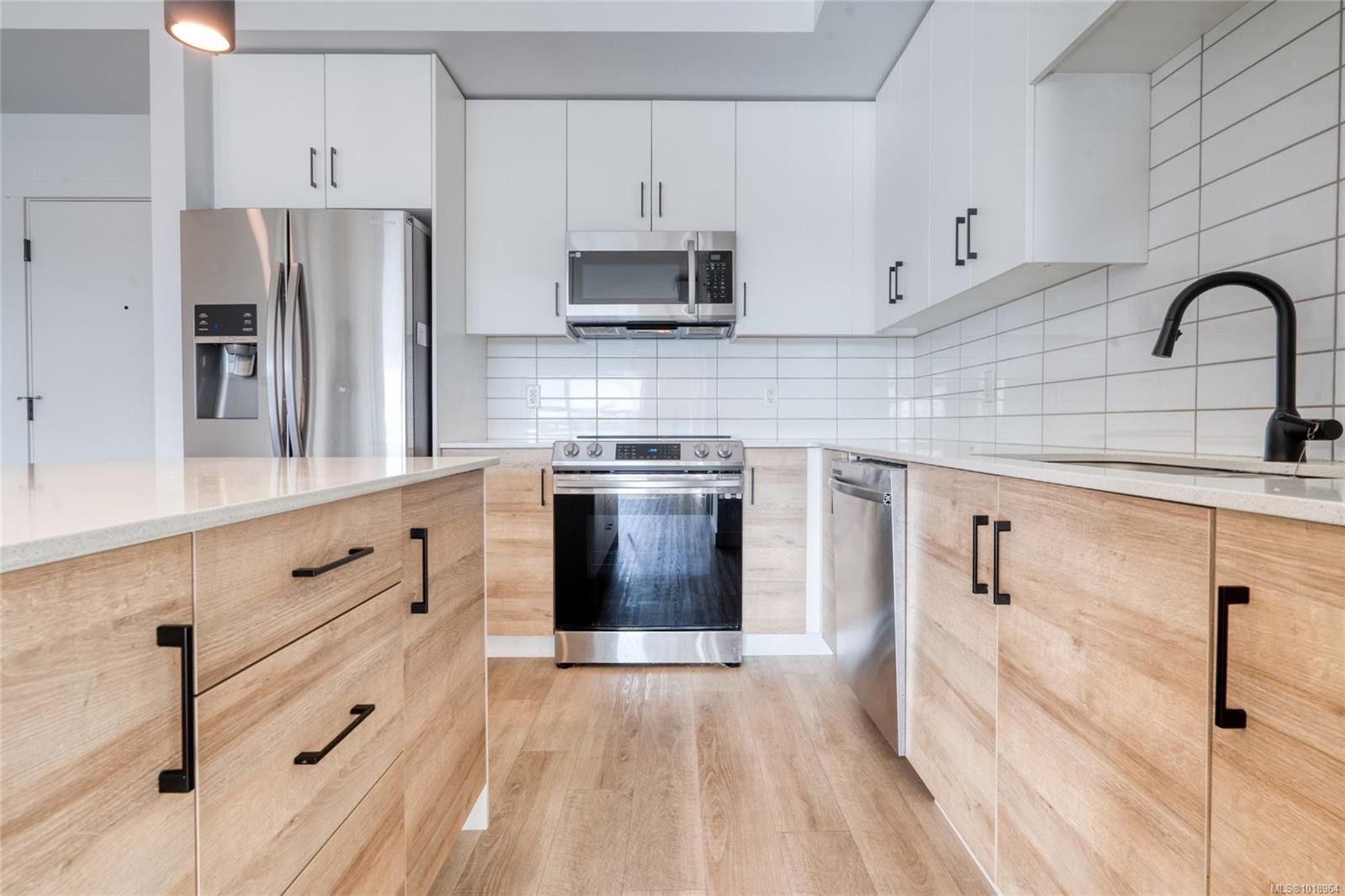 301-2469 Gateway Rd, Langford, BC - Indoor Photo Showing Kitchen With Stainless Steel Kitchen With Upgraded Kitchen