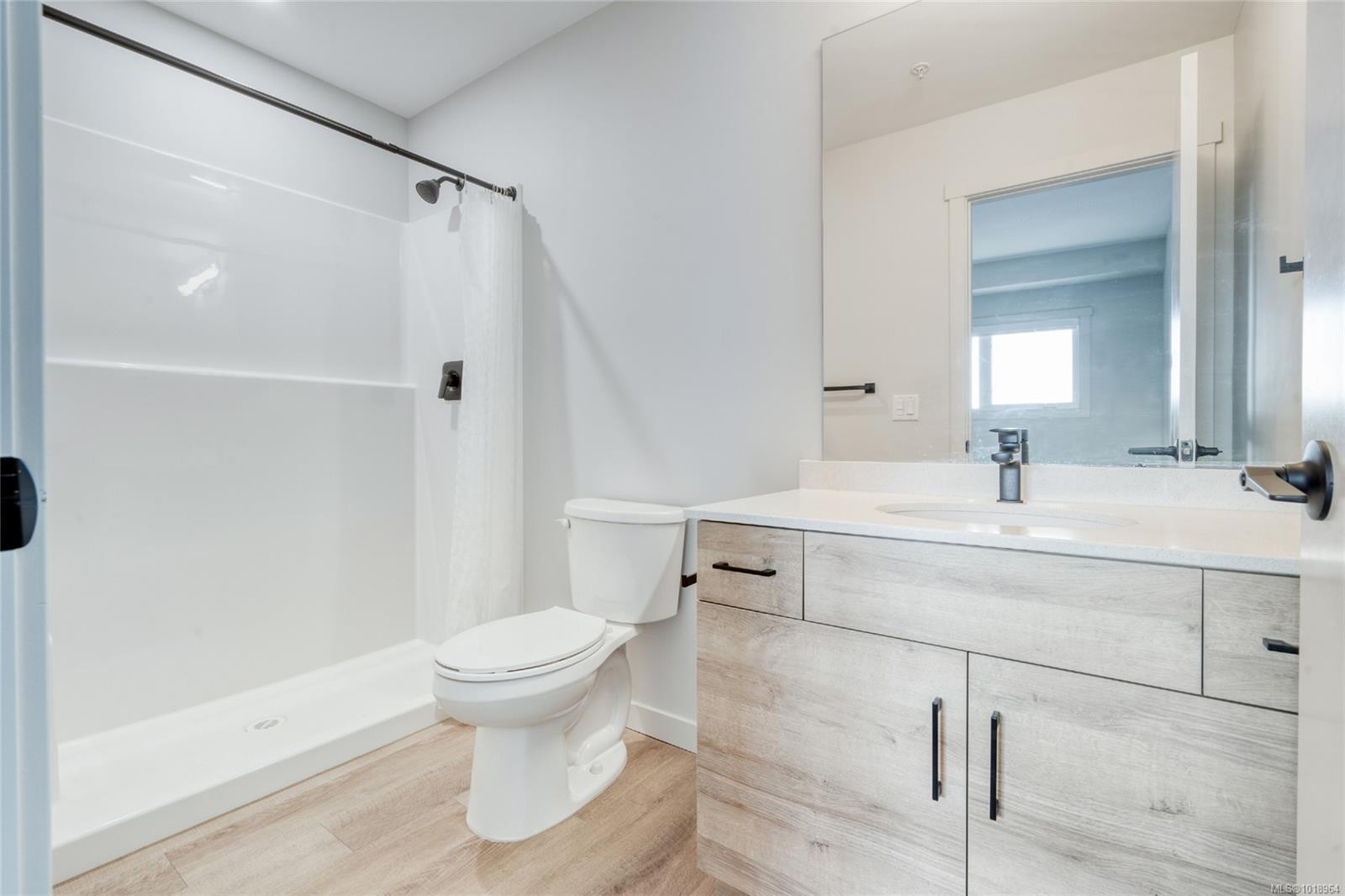 301-2469 Gateway Rd, Langford, BC - Indoor Photo Showing Bathroom