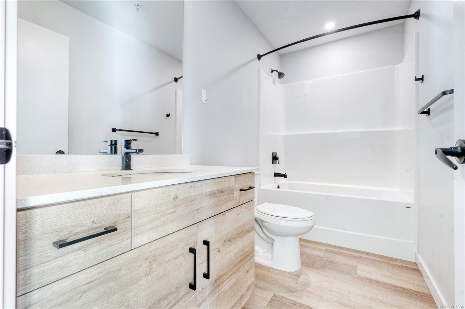301-2469 Gateway Rd, Langford, BC - Indoor Photo Showing Bathroom