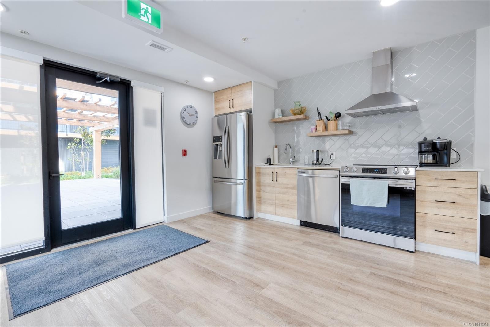 301-2469 Gateway Rd, Langford, BC - Indoor Photo Showing Kitchen