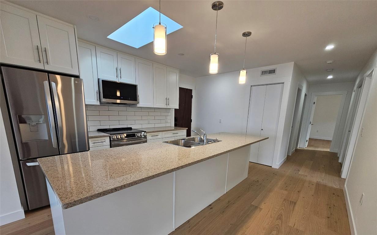 402-578 Lakeshore Drive, Penticton, BC - Indoor Photo Showing Kitchen With Double Sink With Upgraded Kitchen