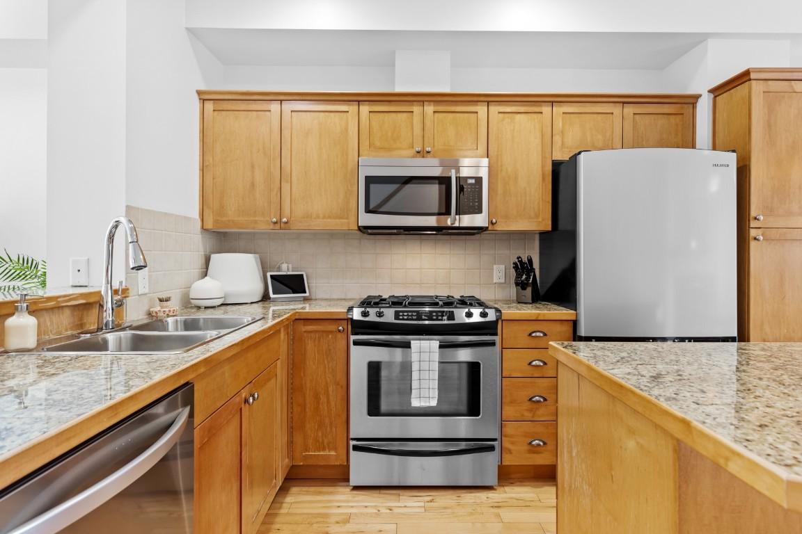 124-456 Mcphee Street, Kelowna, BC - Indoor Photo Showing Kitchen With Double Sink