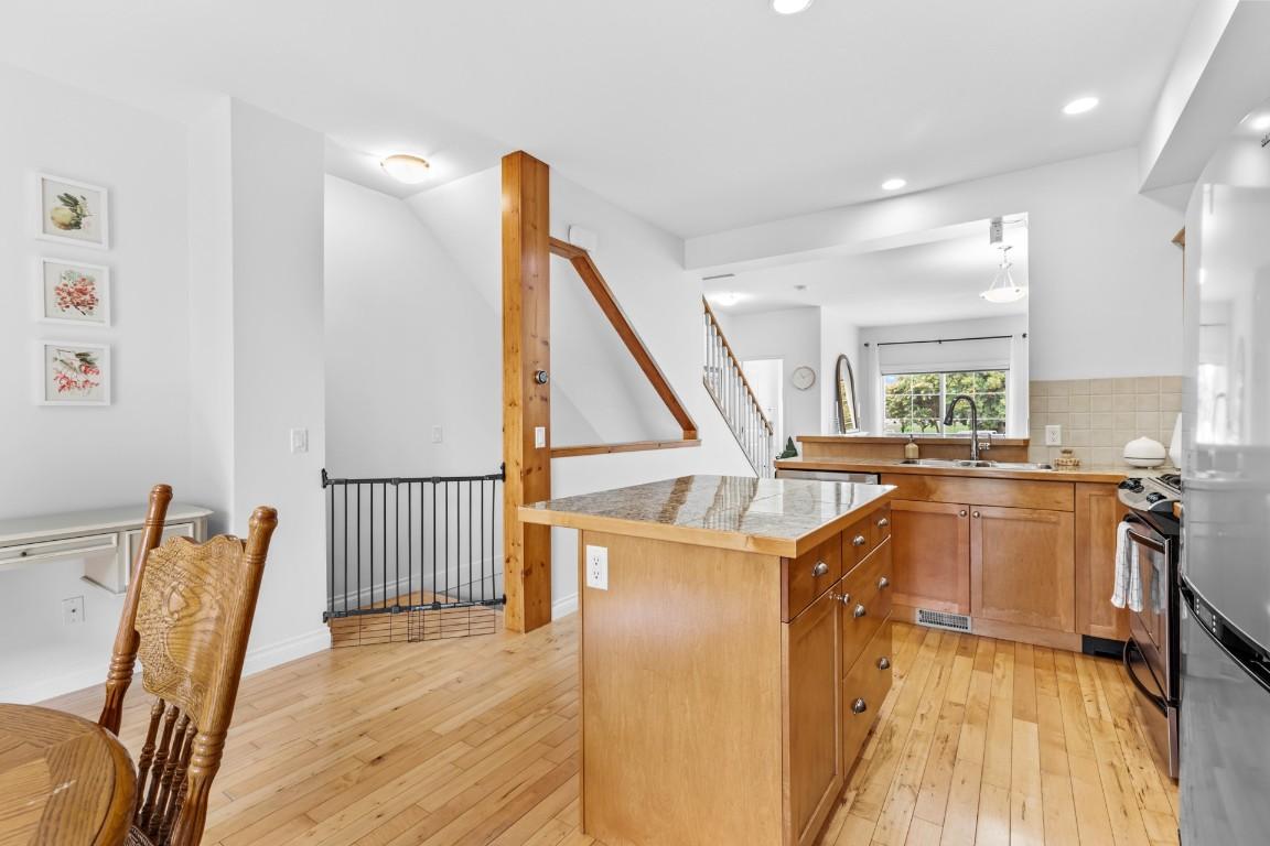 124-456 Mcphee Street, Kelowna, BC - Indoor Photo Showing Kitchen With Double Sink