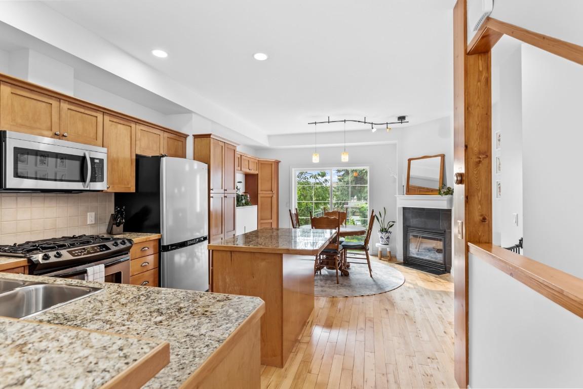 124-456 Mcphee Street, Kelowna, BC - Indoor Photo Showing Kitchen With Double Sink With Upgraded Kitchen
