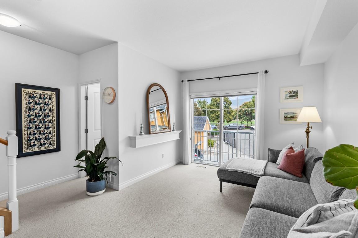 124-456 Mcphee Street, Kelowna, BC - Indoor Photo Showing Living Room