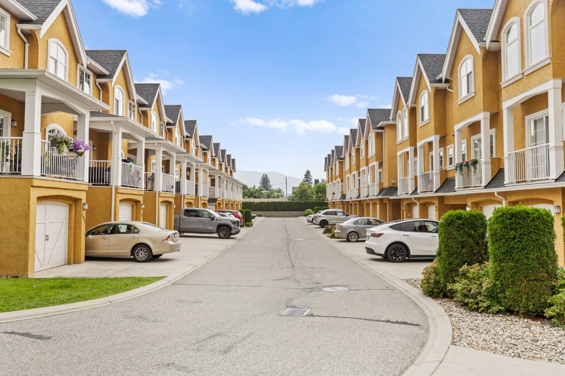124-456 Mcphee Street, Kelowna, BC - Outdoor With Balcony With Facade