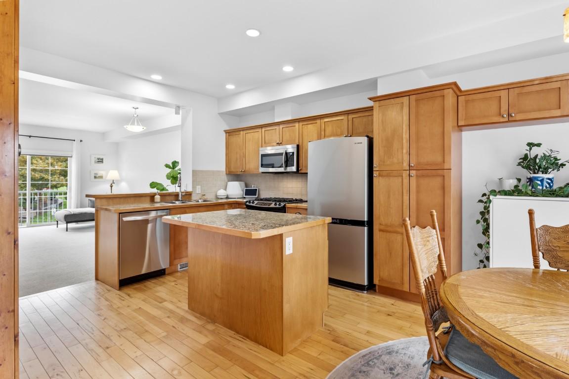124-456 Mcphee Street, Kelowna, BC - Indoor Photo Showing Kitchen