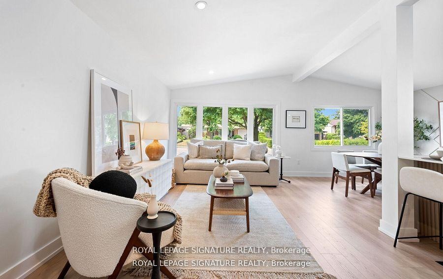 105 Lilacside Drive, Hamilton, ON - Indoor Photo Showing Living Room