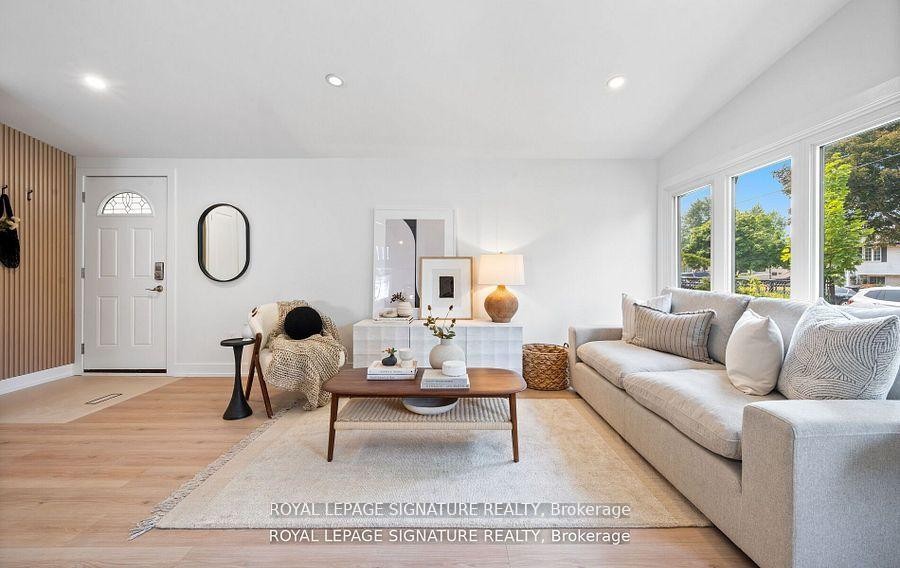 105 Lilacside Drive, Hamilton, ON - Indoor Photo Showing Living Room