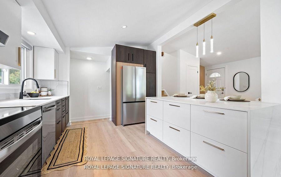 105 Lilacside Drive, Hamilton, ON - Indoor Photo Showing Kitchen With Upgraded Kitchen