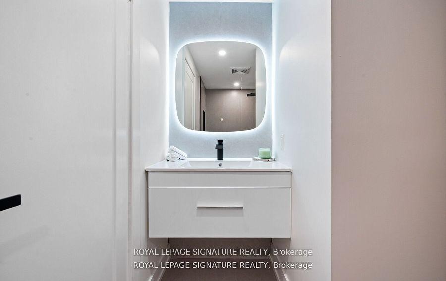 105 Lilacside Drive, Hamilton, ON - Indoor Photo Showing Bathroom