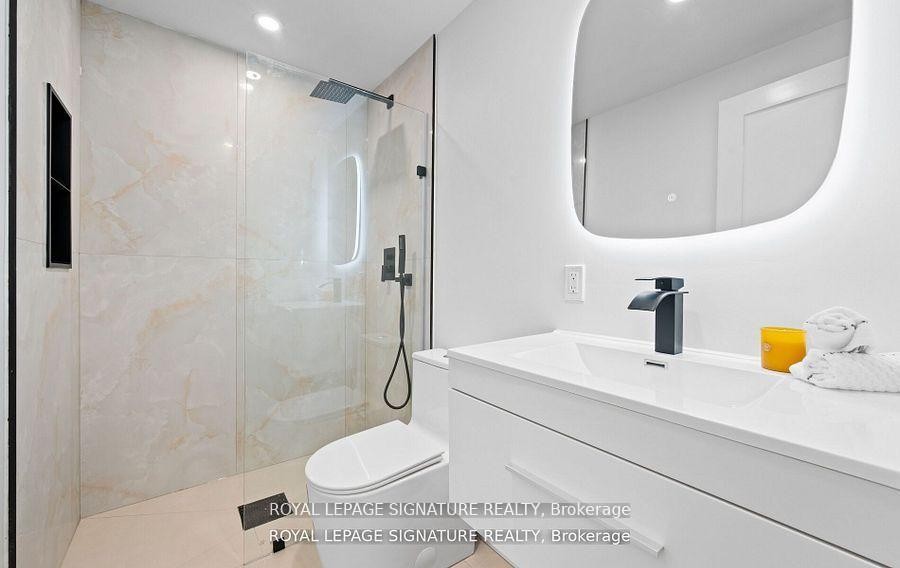 105 Lilacside Drive, Hamilton, ON - Indoor Photo Showing Bathroom