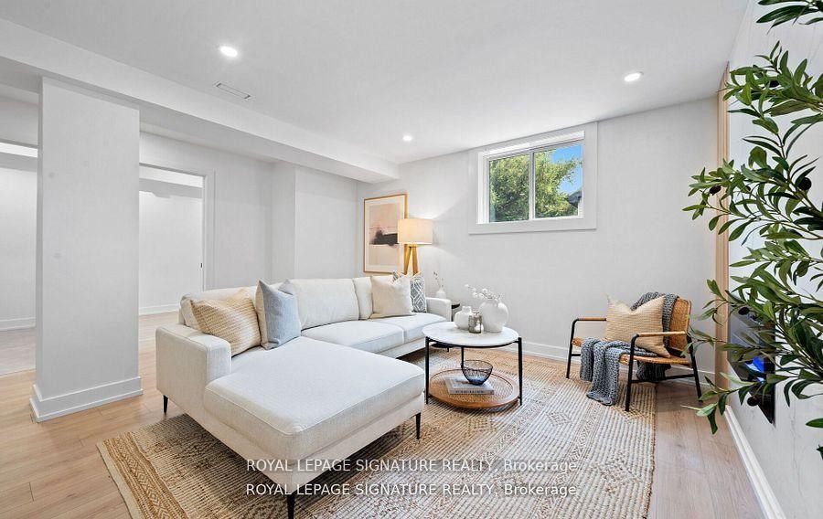 105 Lilacside Drive, Hamilton, ON - Indoor Photo Showing Living Room