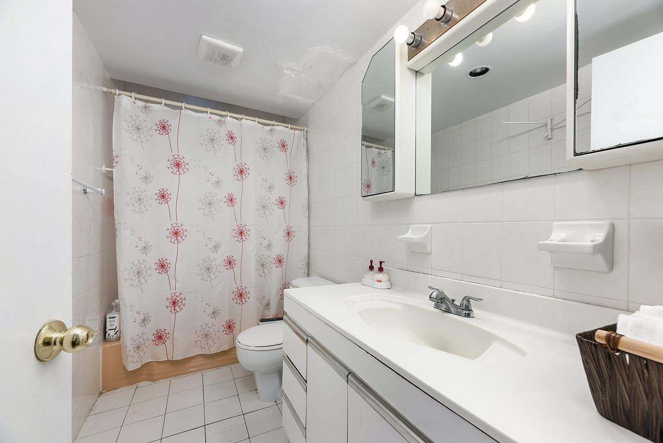 Bathroom - 5701 - 5703 Av. Coolbrook, Montréal (Côte-Des-Neiges/Notre-Dame-De-Grâce), QC - Indoor Photo Showing Bathroom