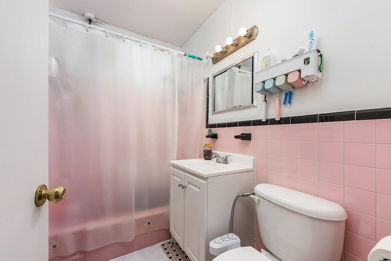 Dwelling - 5701 - 5703 Av. Coolbrook, Montréal (Côte-Des-Neiges/Notre-Dame-De-Grâce), QC - Indoor Photo Showing Bathroom