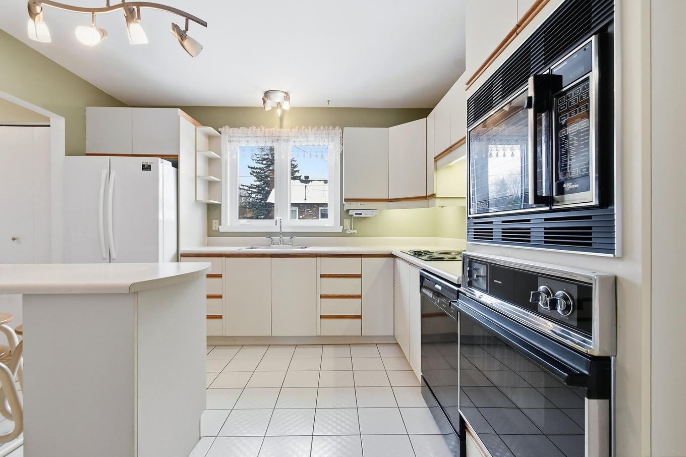 Kitchen - 14828 Rue Labelle, Montréal (Pierrefonds-Roxboro), QC - Indoor Photo Showing Kitchen