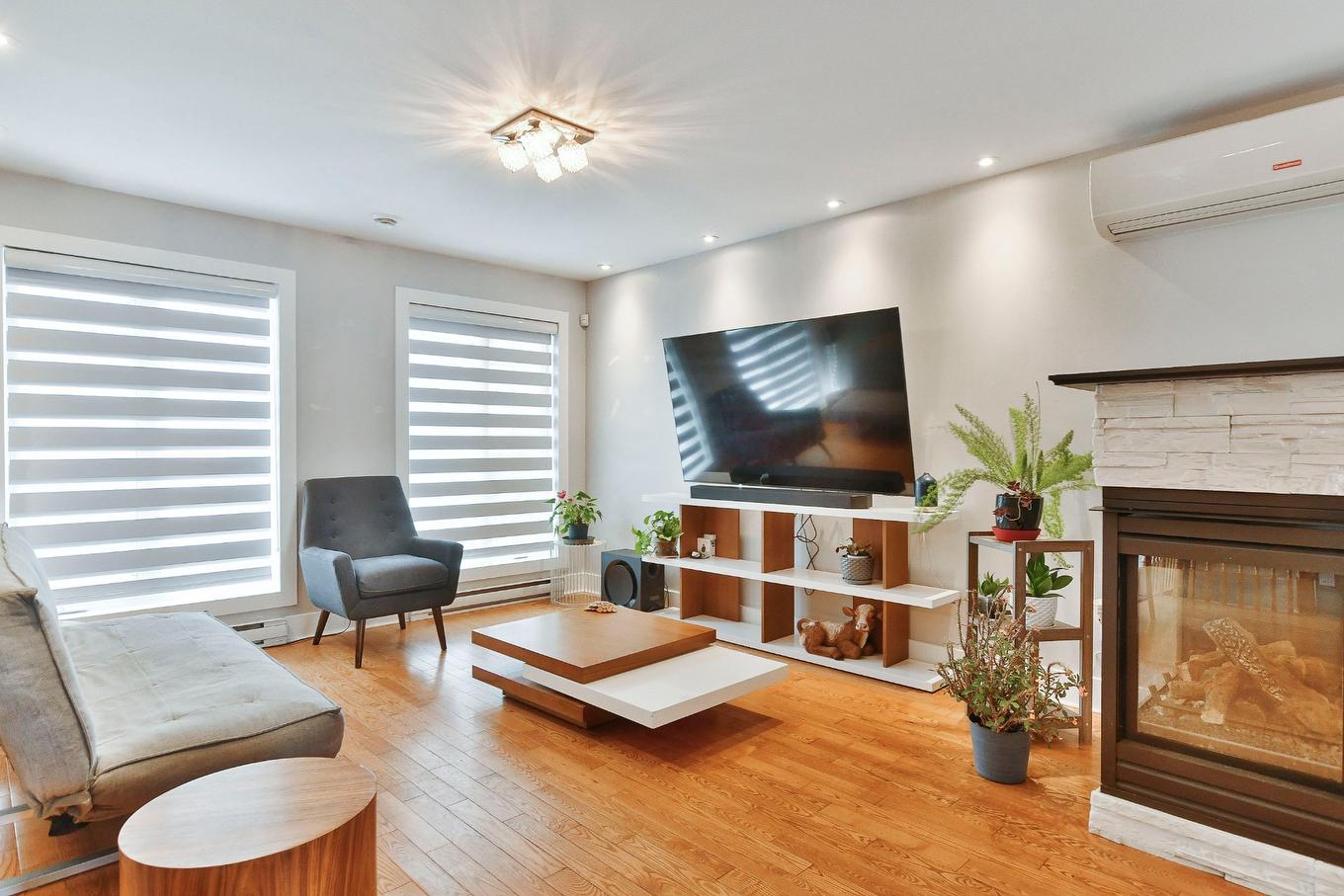Salon - 365 Rue De La Fruitière, Saint-Lin/Laurentides, QC - Indoor Photo Showing Living Room With Fireplace