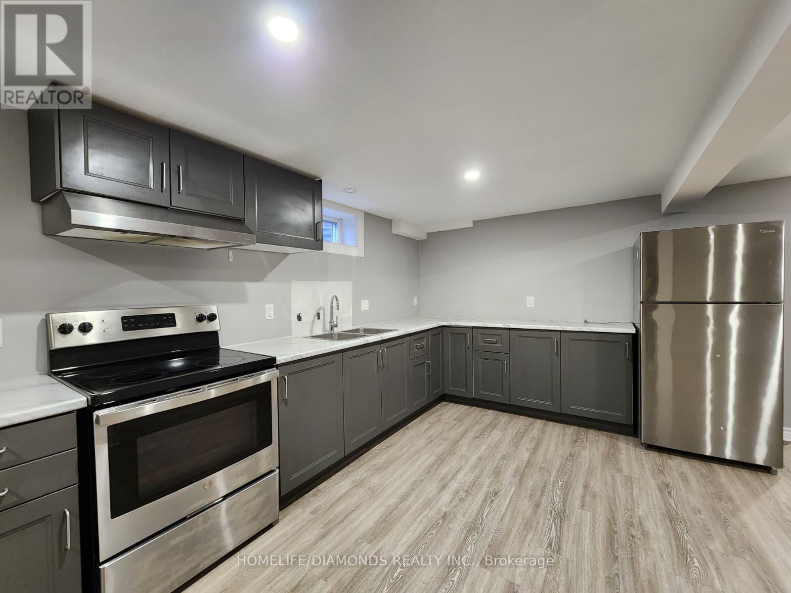 Lower - 5 Calcott Court, Thorold, ON - Indoor Photo Showing Kitchen With Double Sink With Upgraded Kitchen