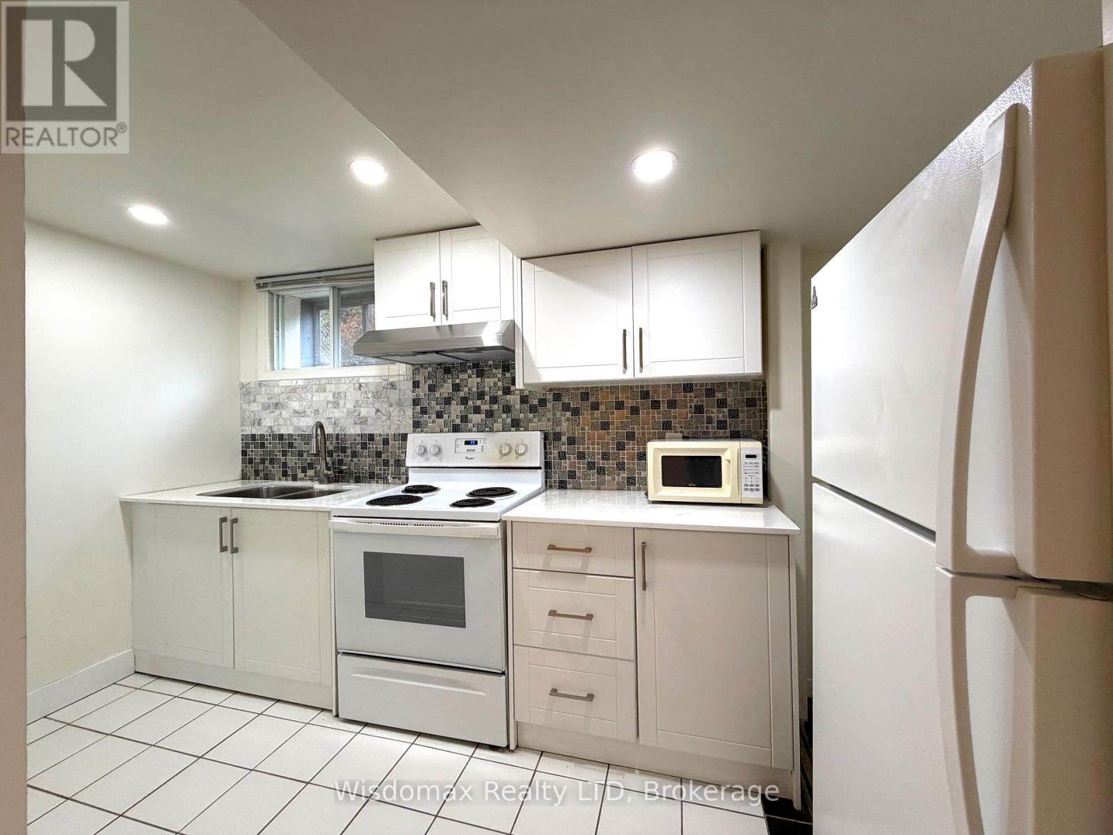 6481 Erwin Crescent, Niagara Falls (Dorchester), ON - Indoor Photo Showing Kitchen