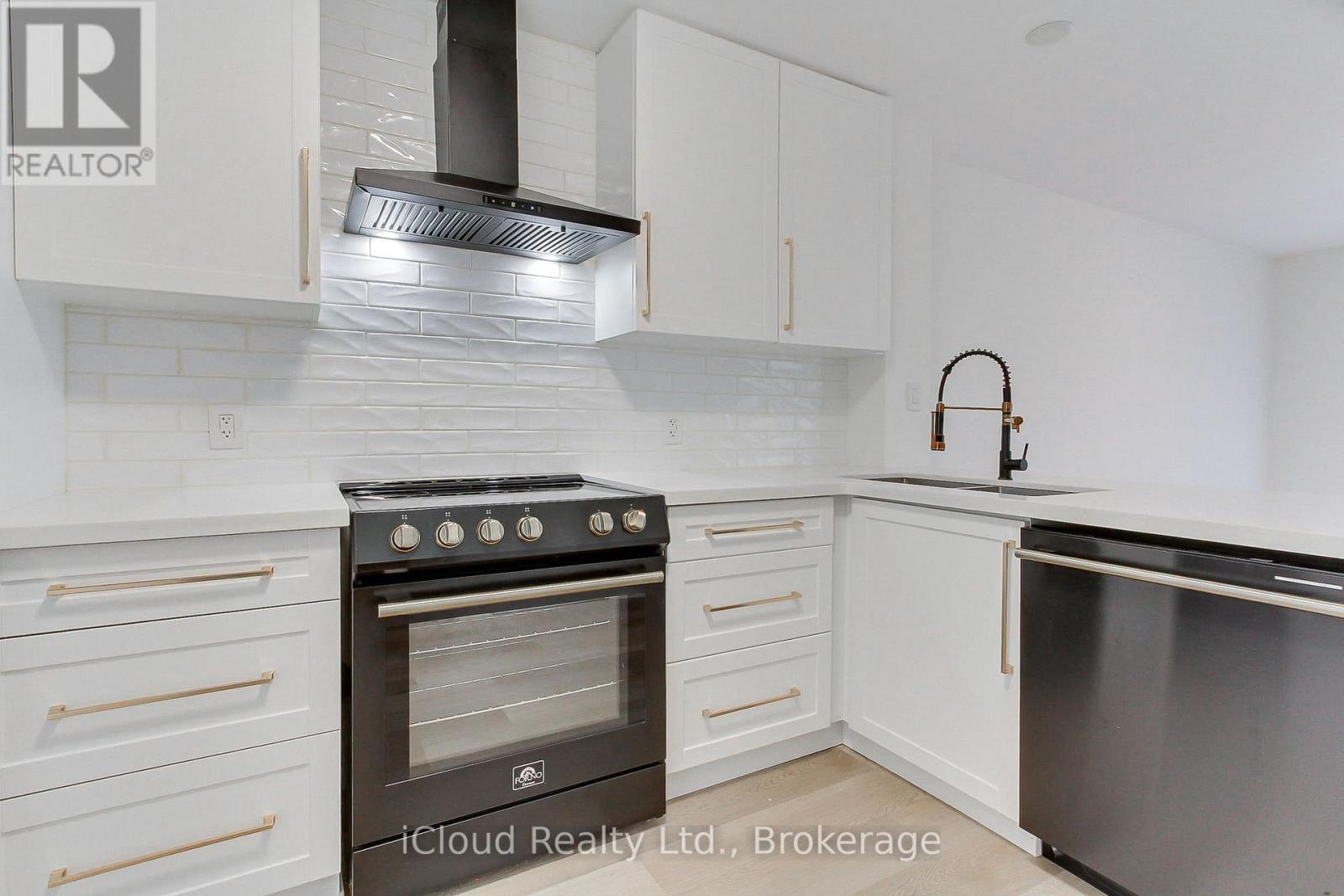 12 - 263 Barrie Street, Bradford West Gwillimbury, ON - Indoor Photo Showing Kitchen With Upgraded Kitchen