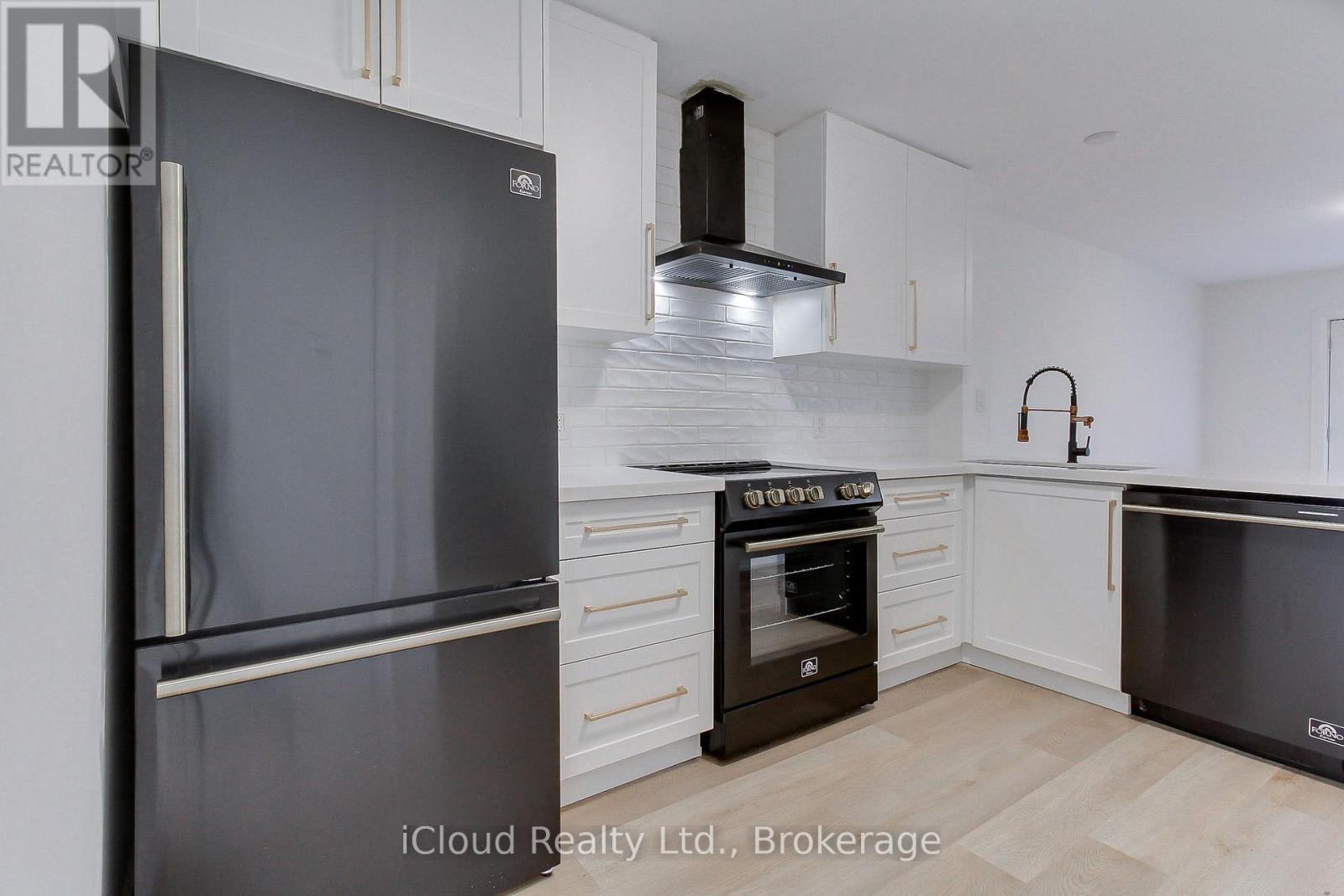 12 - 263 Barrie Street, Bradford West Gwillimbury, ON - Indoor Photo Showing Kitchen