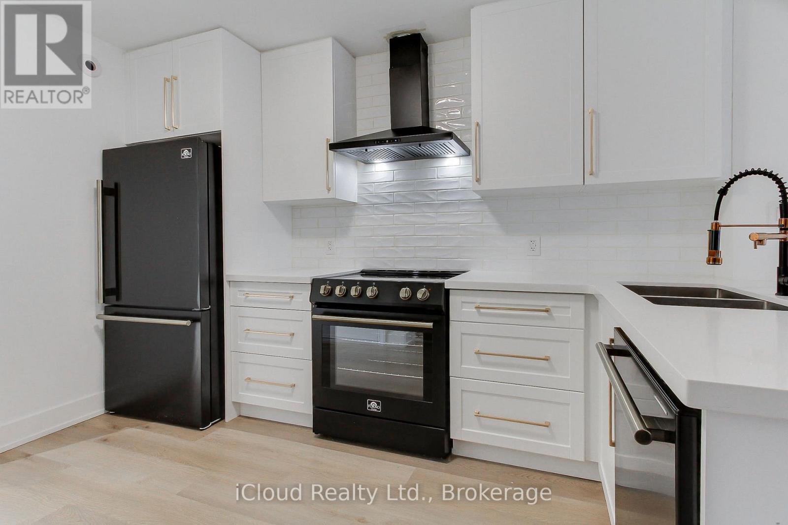12 - 263 Barrie Street, Bradford West Gwillimbury, ON - Indoor Photo Showing Kitchen With Double Sink With Upgraded Kitchen