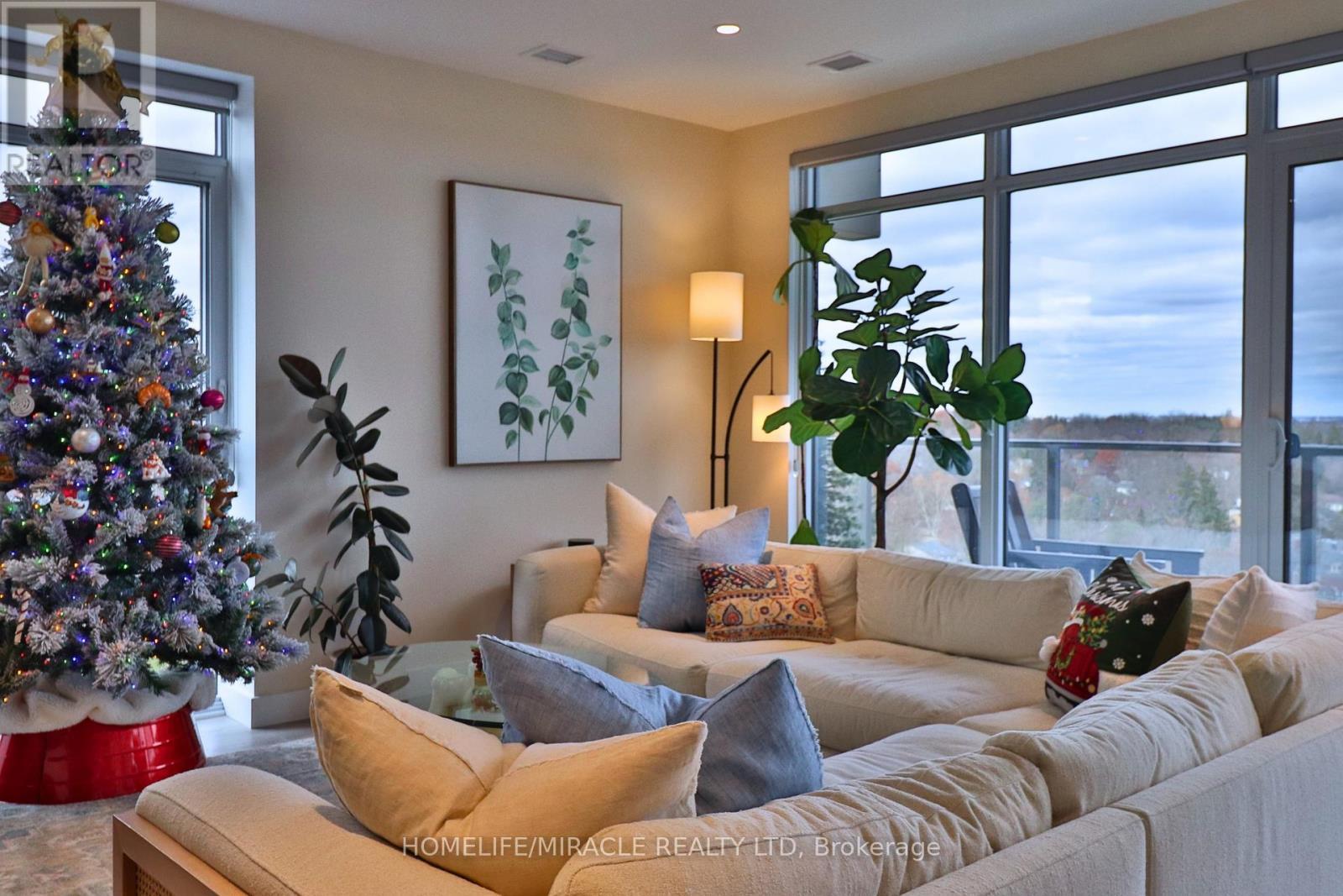 1502 - 15 Glebe Street, Cambridge, ON - Indoor Photo Showing Living Room