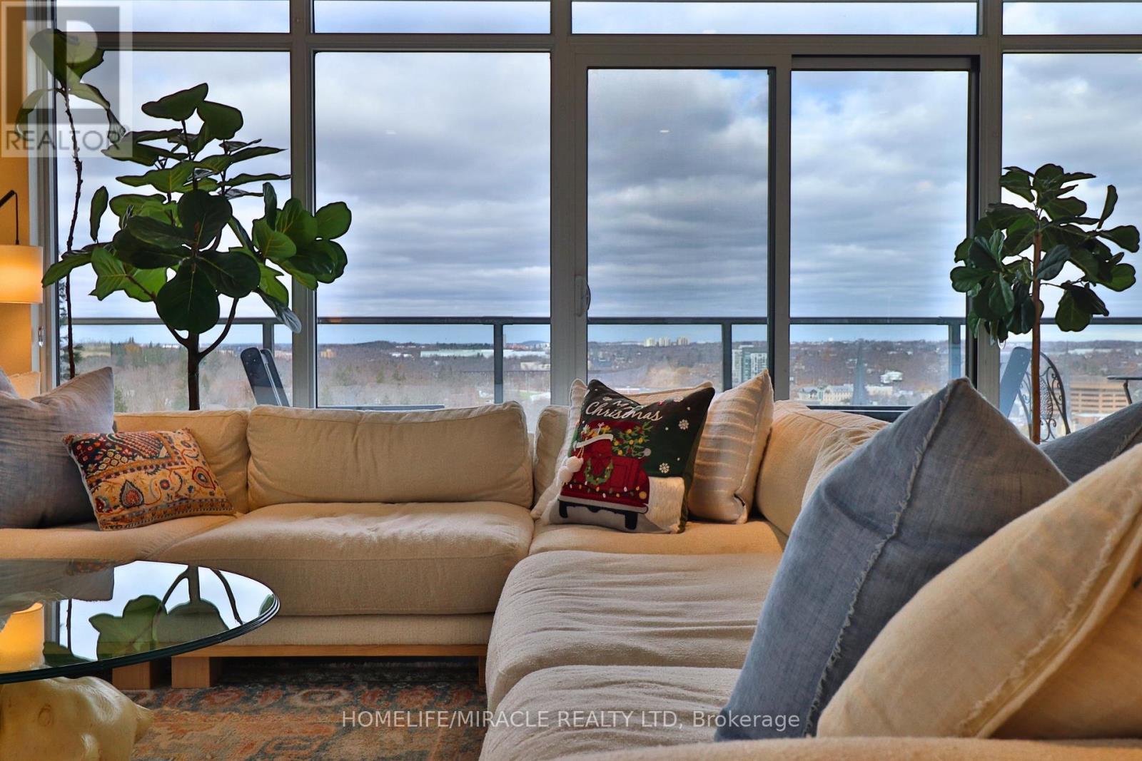 1502 - 15 Glebe Street, Cambridge, ON - Indoor Photo Showing Living Room
