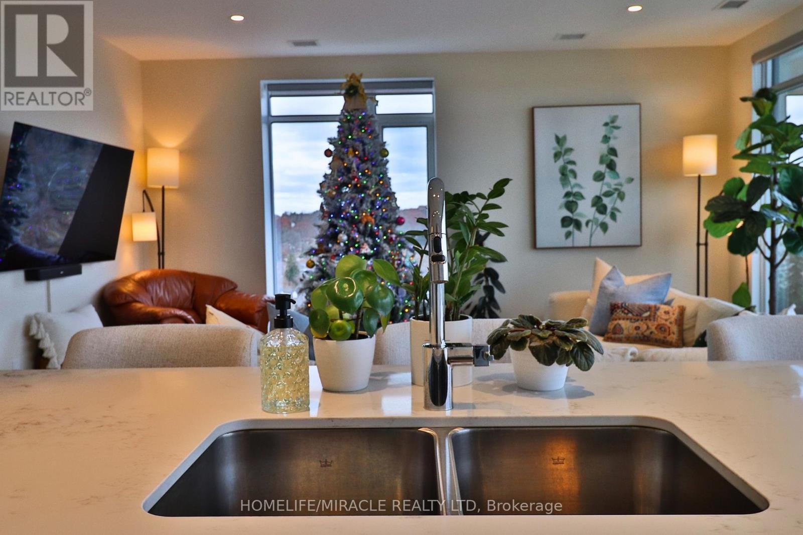 1502 - 15 Glebe Street, Cambridge, ON - Indoor Photo Showing Kitchen With Double Sink