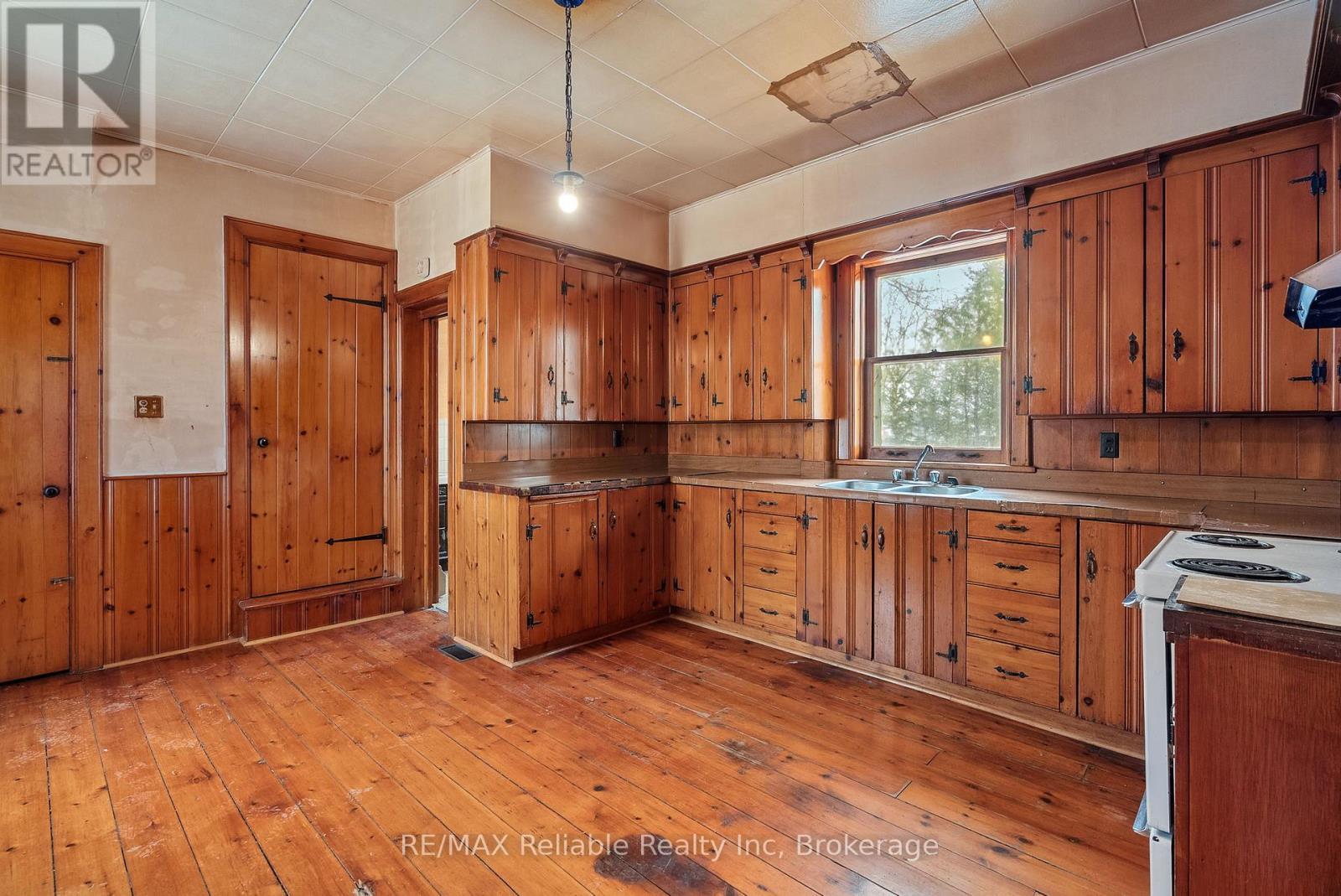 101 Centre Street, Huron East (Seaforth), ON - Indoor Photo Showing Kitchen With Double Sink
