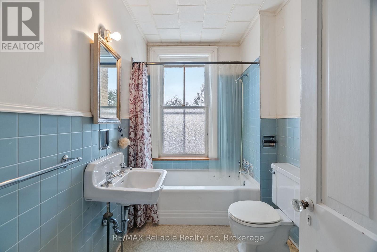 101 Centre Street, Huron East (Seaforth), ON - Indoor Photo Showing Bathroom