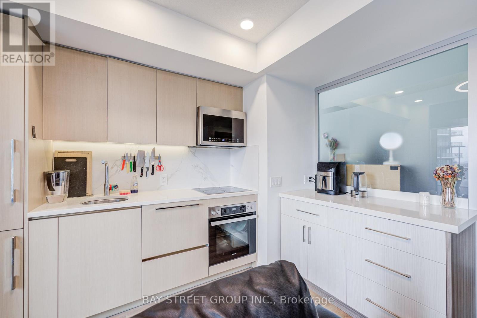 2110 - 38 Widmer Street, Toronto, ON - Indoor Photo Showing Kitchen