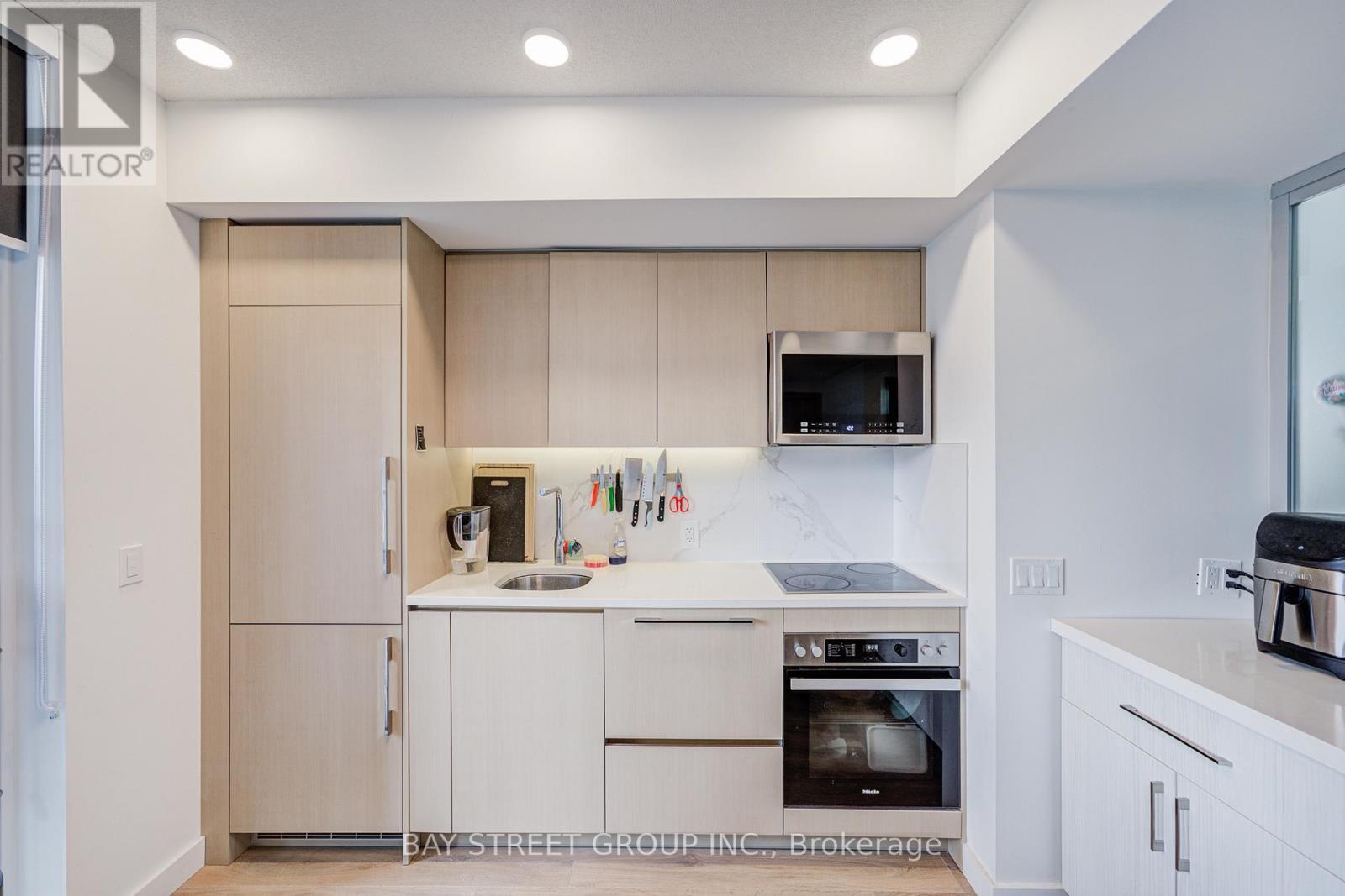 2110 - 38 Widmer Street, Toronto, ON - Indoor Photo Showing Kitchen