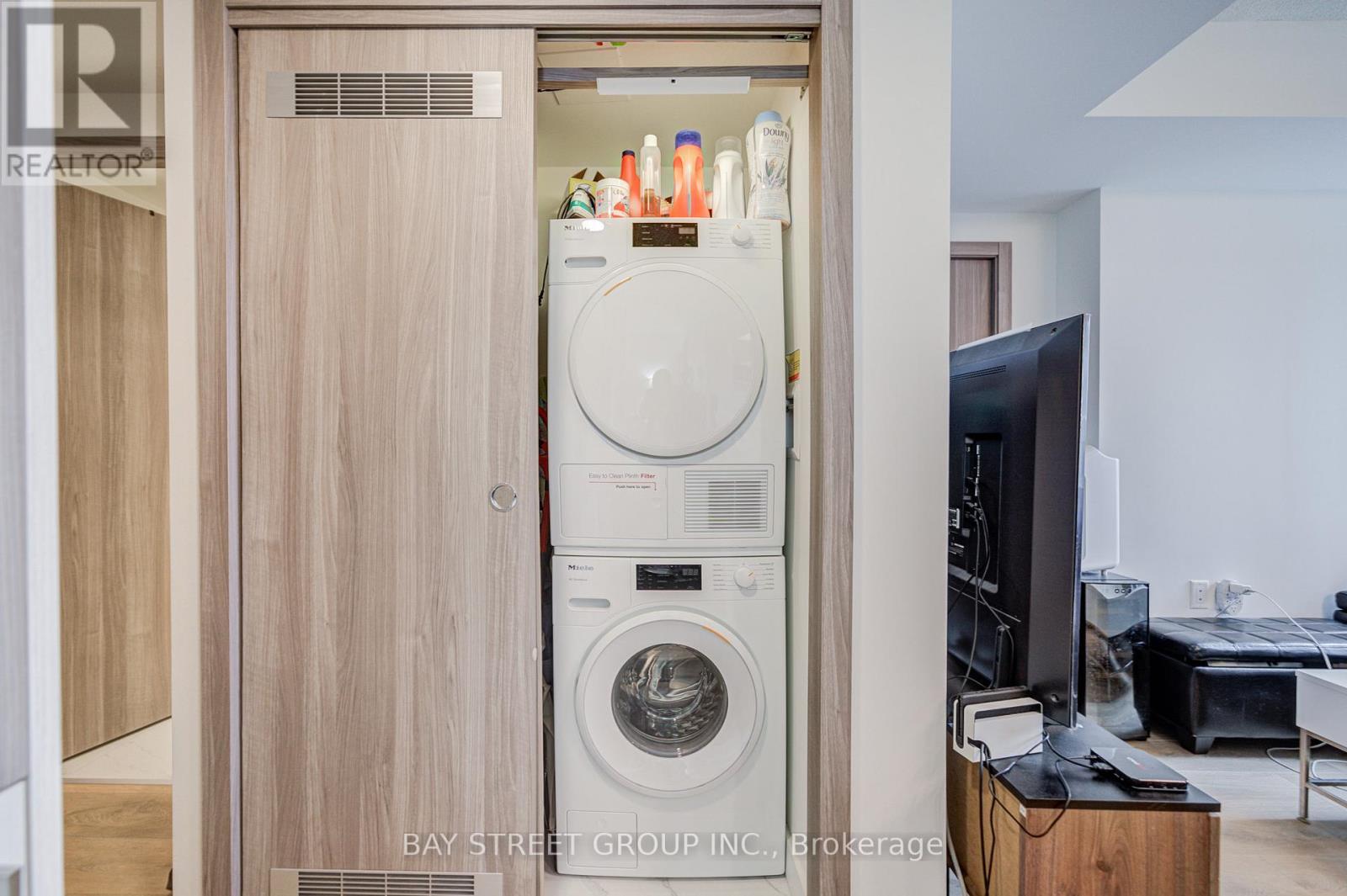 2110 - 38 Widmer Street, Toronto, ON - Indoor Photo Showing Laundry Room