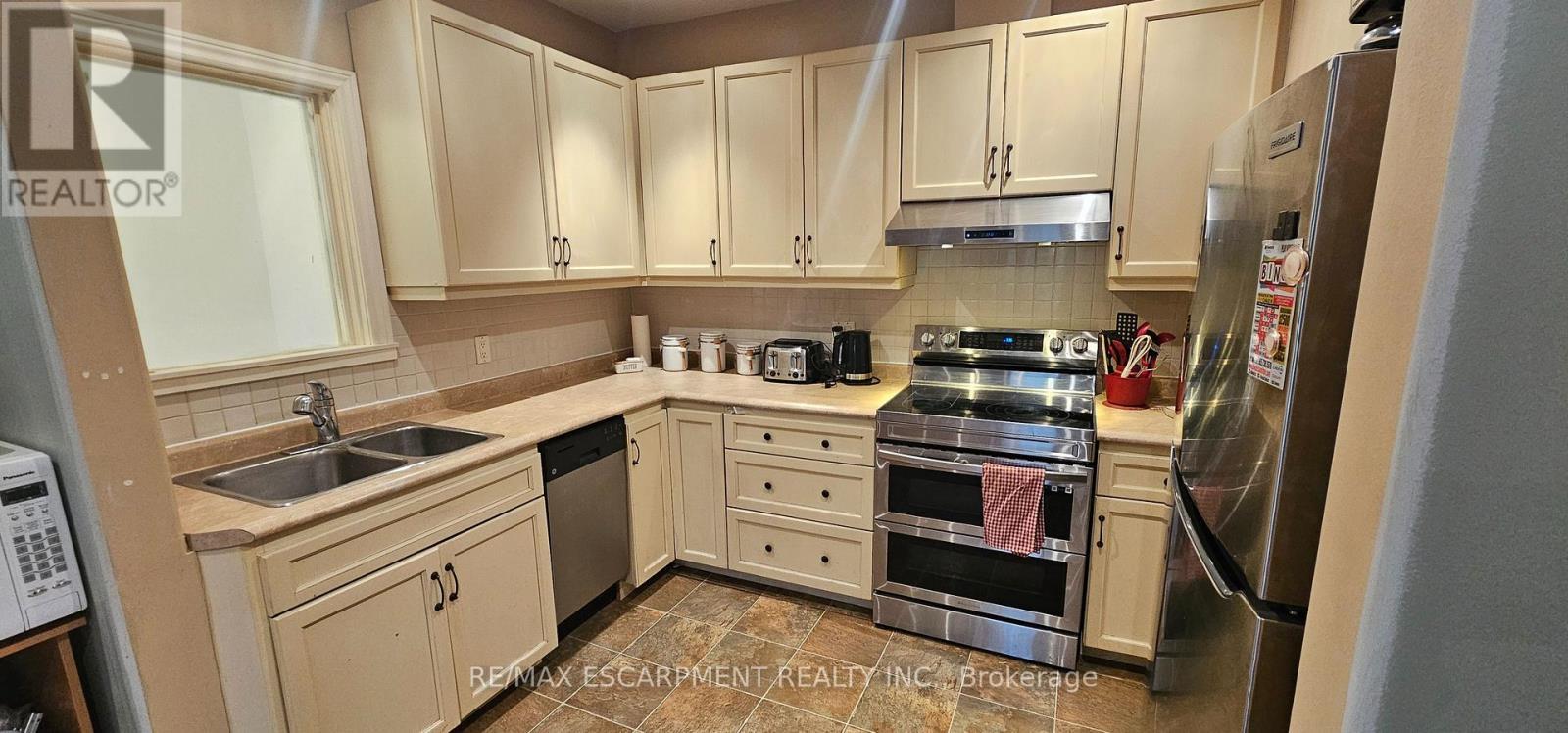 1083 Indiana Road E, Haldimand, ON - Indoor Photo Showing Kitchen With Double Sink