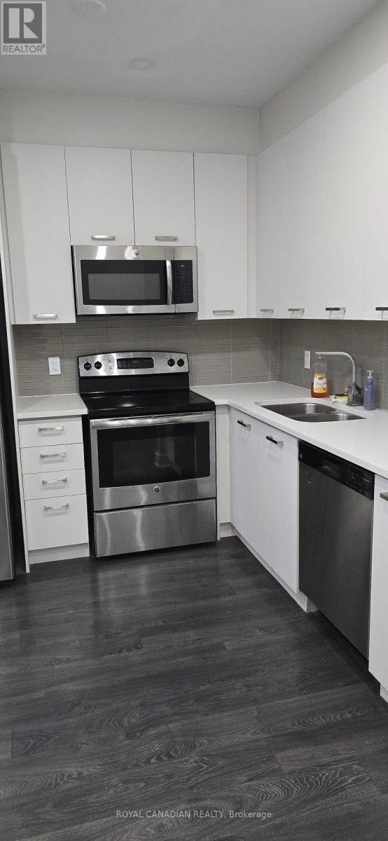913 - 150 Main Street W, Hamilton, ON - Indoor Photo Showing Kitchen With Double Sink
