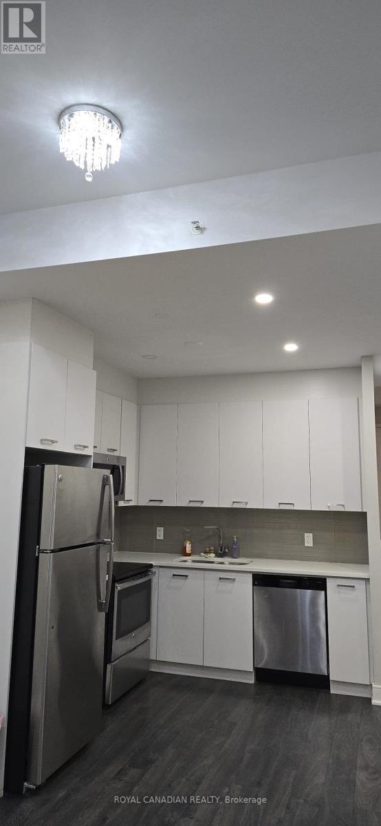 913 - 150 Main Street W, Hamilton, ON - Indoor Photo Showing Kitchen