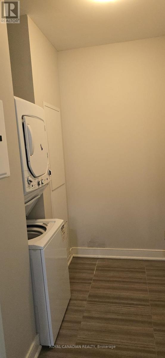 913 - 150 Main Street W, Hamilton, ON - Indoor Photo Showing Laundry Room