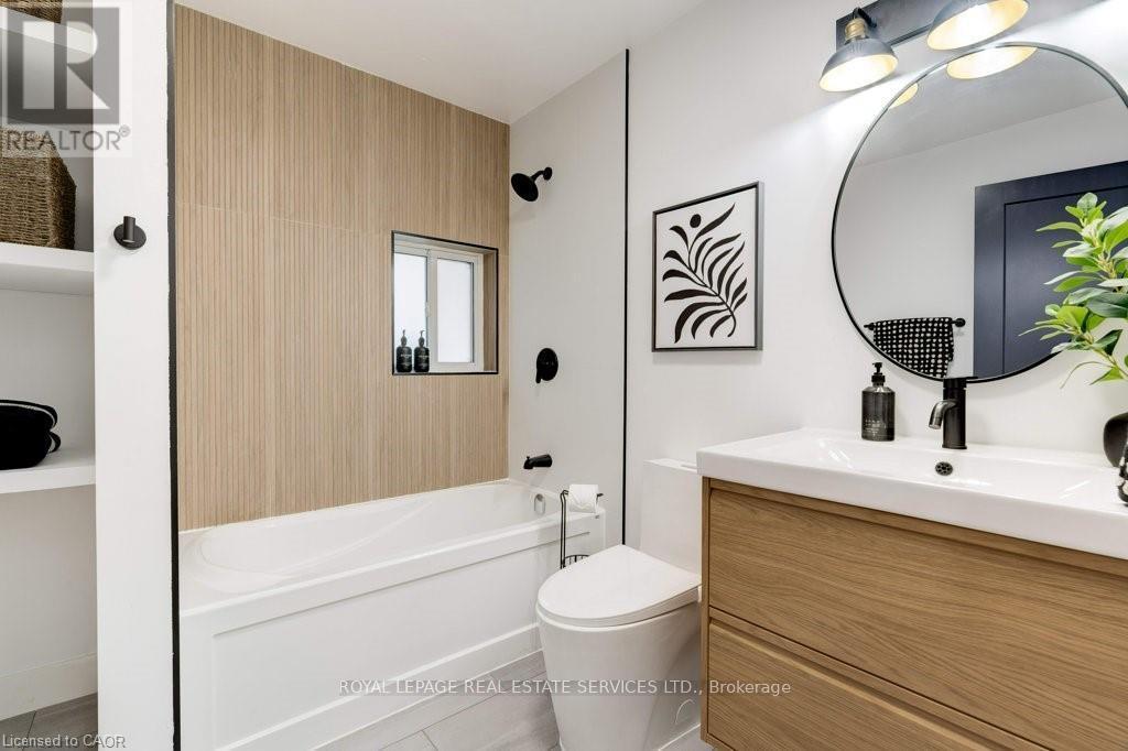 8 Whitfield Avenue, Hamilton, ON - Indoor Photo Showing Bathroom
