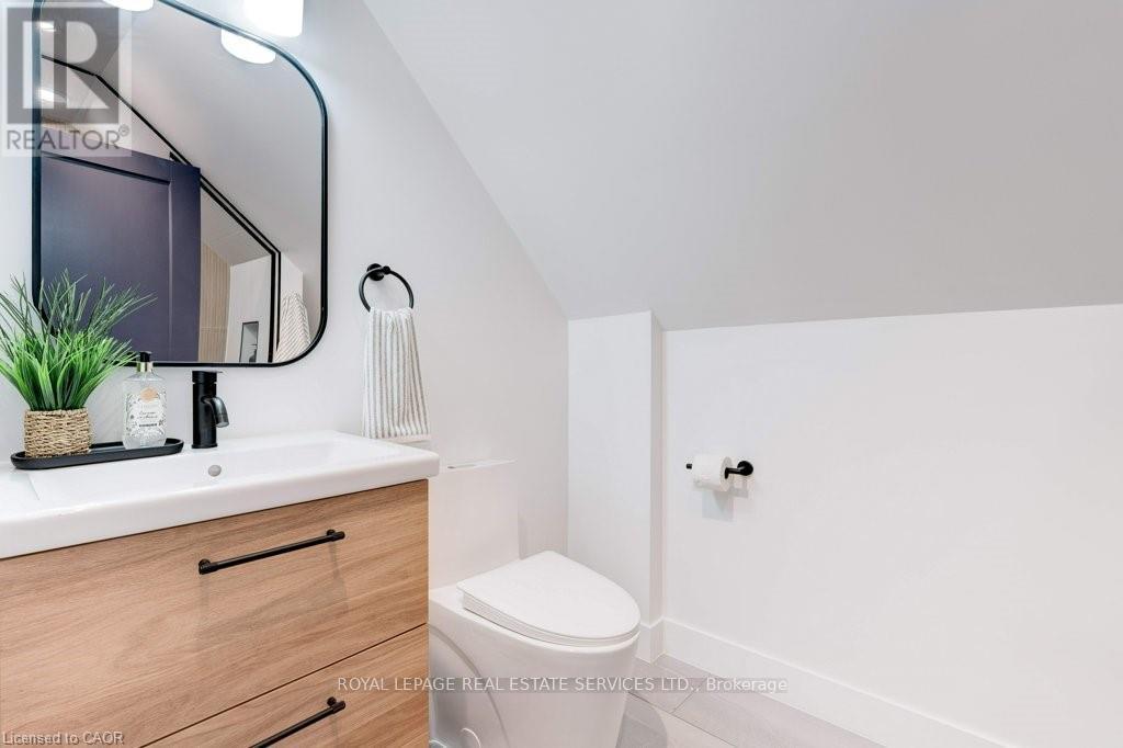 8 Whitfield Avenue, Hamilton, ON - Indoor Photo Showing Bathroom