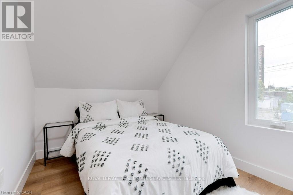 8 Whitfield Avenue, Hamilton, ON - Indoor Photo Showing Bedroom